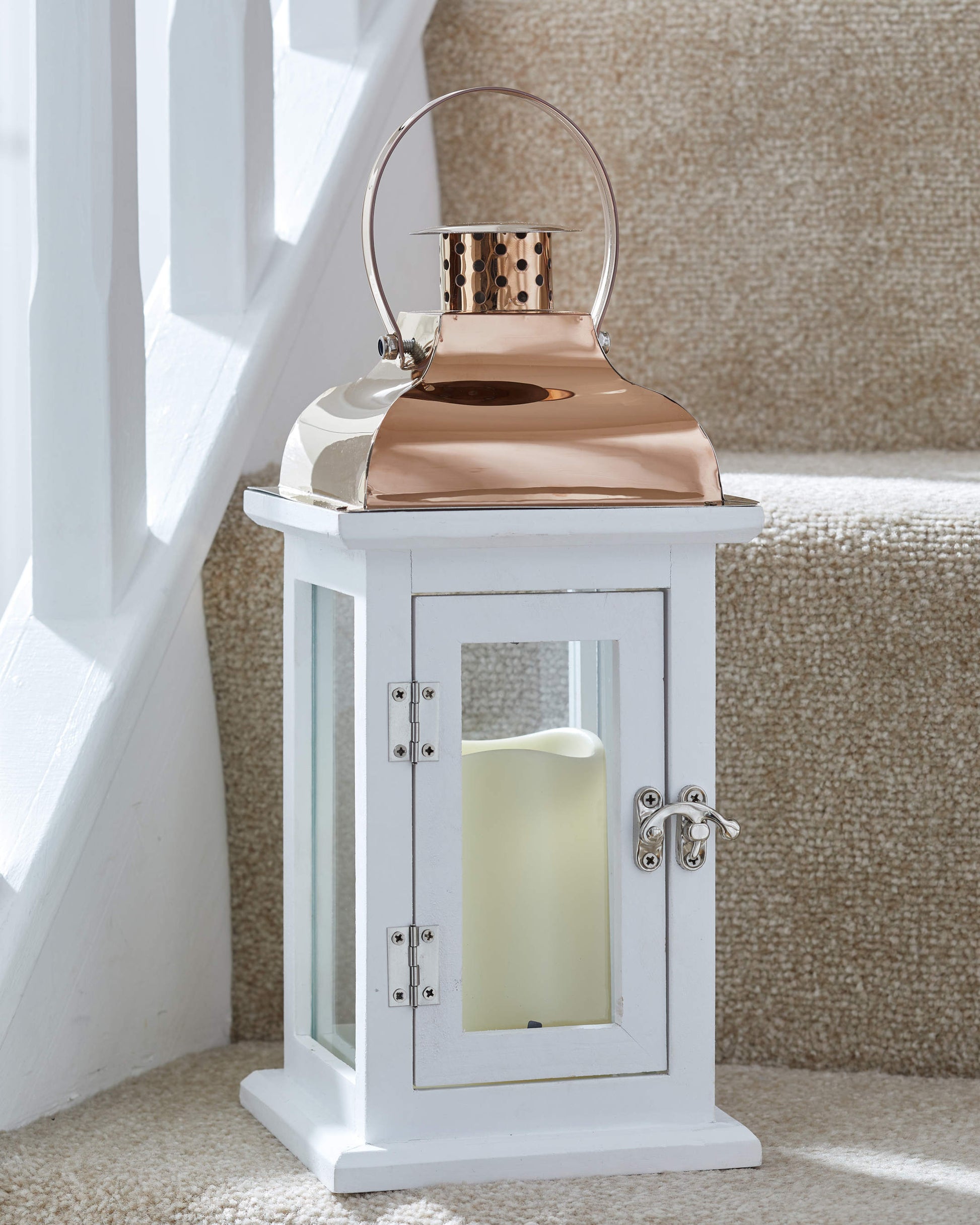 Klasický drevený lampáš Hagen v bielej farbe s kovovou strieškou s vloženou LED valcovou sviečkou  je krásnym doplnkom in interiéri aj cez deň