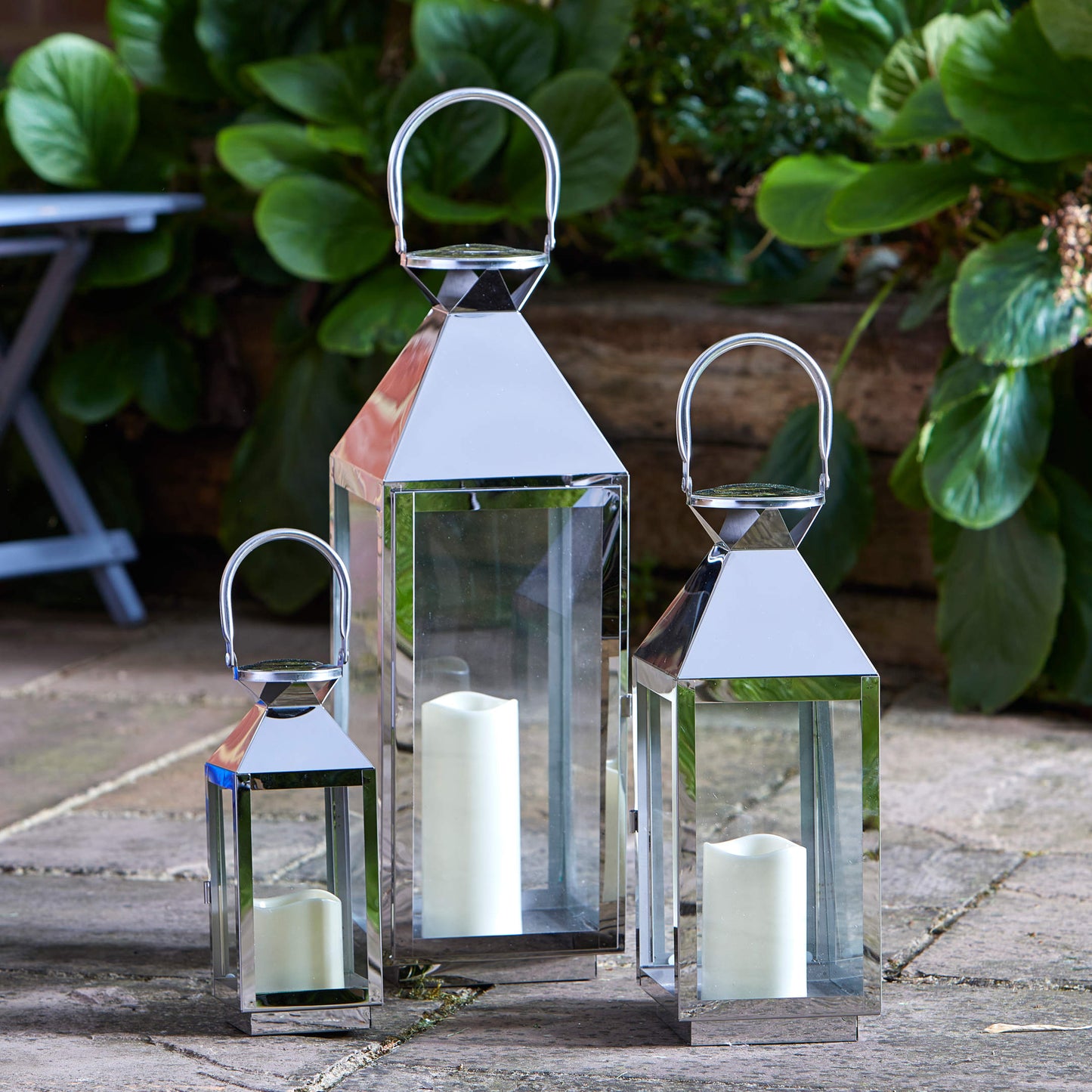Krásna trojica lampášov z nereze rôznych veľkostí Stockholm Trio  skrášli každú záhradu aj cez deň. 