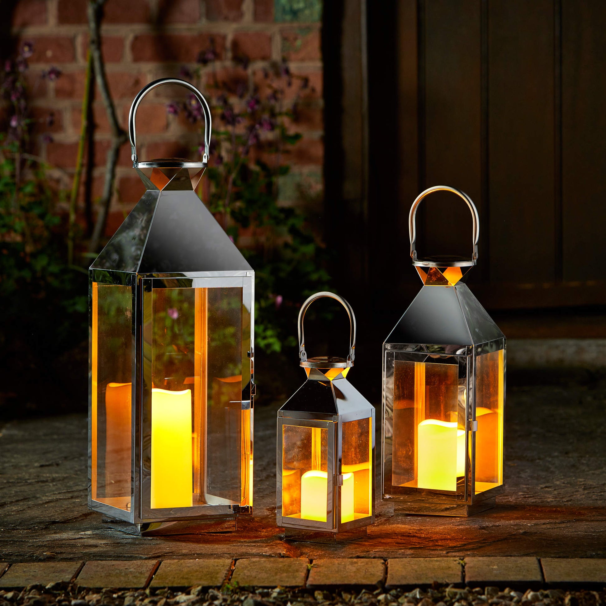 Krásna trojica lampášov z nereze rôznych veľkostí Stockholm Trio zútulní večer každú záhradu. S vloženou LED sviečkou.