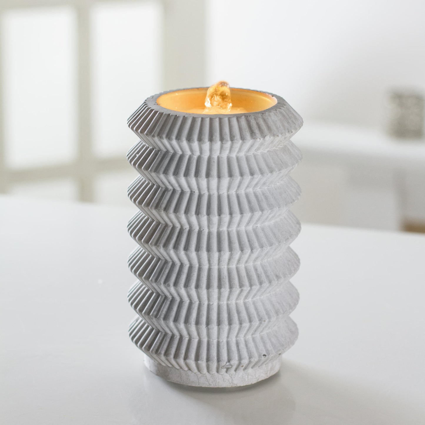 Šedá betónová vodná sviečka Grey Bubbling Water Candle - relaxujte a meditujte s príjemnou atmosférou