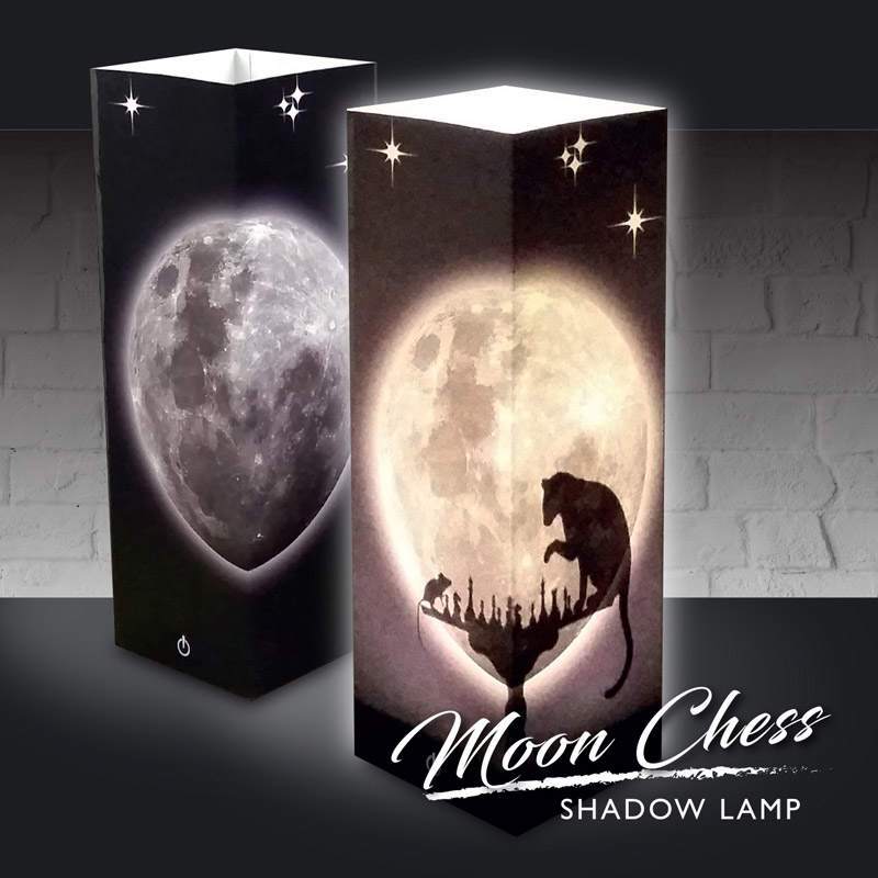 Dekoračná tieňová LED lampa Moon Chess od LUXA London