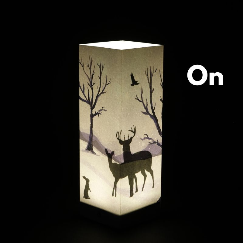 Zapnutá dekoračná tieňová LED lampa Winter Wonderland od LUXA London so siluetami zvierat z lesa